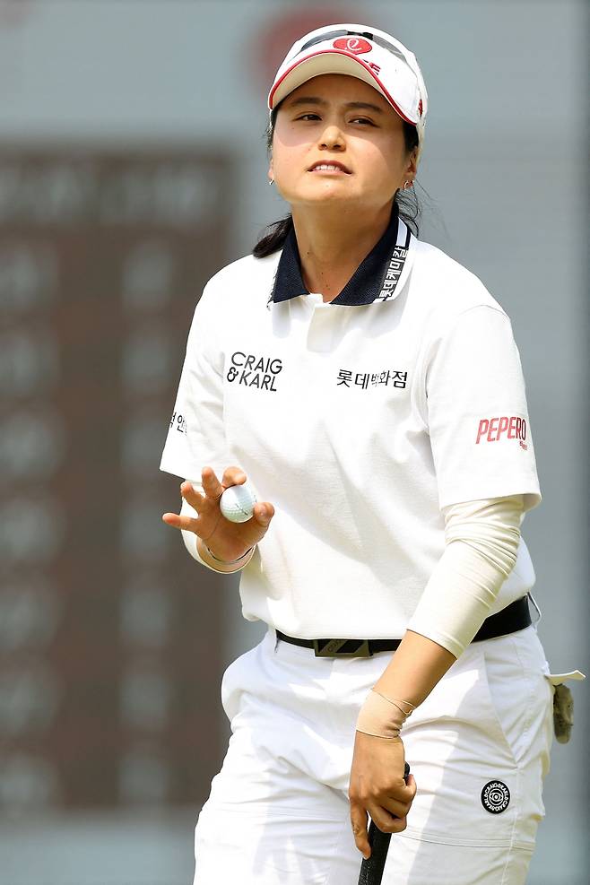 퍼팅 후 갤러리에게 인사하고 있는 최혜진. 사진 제공=AFP연합뉴스