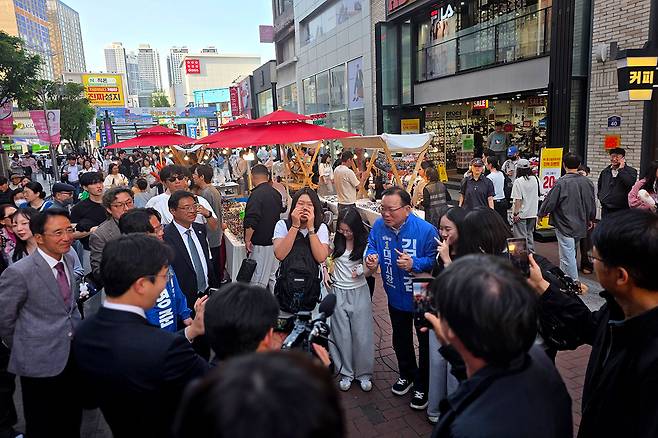 4월25일 대구시 중구 동성로에서 시민들과 사진을 찍는 김부겸 민주당 대구시장 예비후보. ⓒ김부겸 캠프 제공