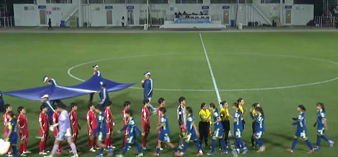 지난 8일 중국 쑤저우에서 열린 2026 아시아축구연맹 U-17 여자 아시안컵 C조 조별리그 3차전에서 한국과 북한 선수들이 경기 전 서로 인사없이 교차하고 있다. AFC 중계 영상 캡처