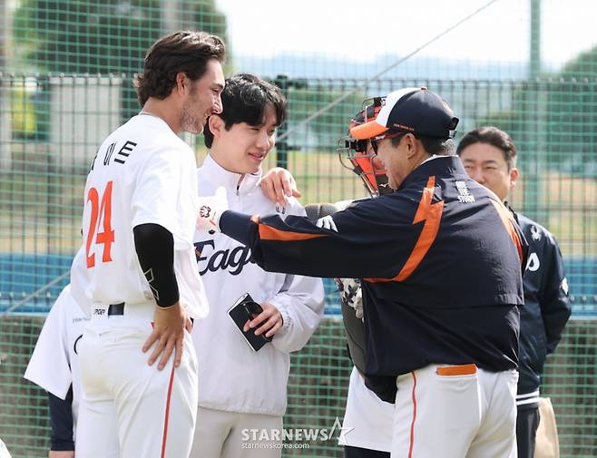 한화 외국인 투수 오웬 화이트(왼쪽). /사진=김진경 대기자