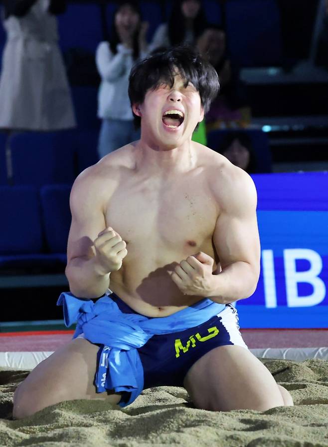 강원특별자치도 평창군 진부생활체육관에서 열린 ‘위더스제약 2026 민속씨름 평창오대산천장사씨름대회’ 태백장사(80kg이하)에 등극한 이용훈(MG새마을금고씨름단)이 우승 후 기쁨을 표하고 있다. /사진=대한씨름협회 제공