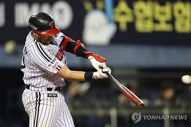 오스틴 ‘3루타’ (서울=연합뉴스) 윤동진 기자 = 7일 잠실야구장에서 열린 2026 KBO 리그 두산 베어스 대 LG 트윈스 경기. 8회 말 무사 때 LG 오스틴이 3루타를 치고 있다. 2026.5.7 mon@yna.co.kr