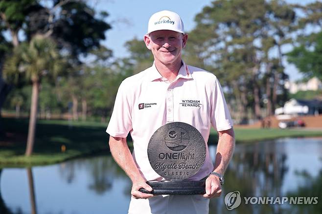 우승 트로피를 들고 기뻐하는 브랜트 스네데커 [Getty Images via AFP=연합뉴스)