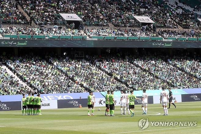 즐거운 축구장 (전주=연합뉴스) 최영수 기자 = 5일 어린이날을 맞아 전주월드켭경기장에서 열린 프로축구 전북-광주 경기에 수많은 관중이 운집해 있다. 2026.5.5 kan@yna.co.kr