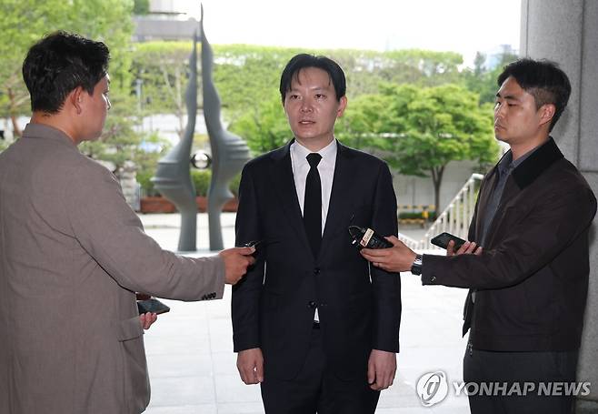 대검 감찰위 온 박상용 검사 (서울=연합뉴스) 신준희 기자 = 11일 대검찰청이 감찰위원회를 열고 쌍방울 대북송금 수사 과정에서 '연어 술파티' 진술 회유 의혹이 제기된 박상용 인천지검 부부장 검사의 징계 여부를 심의할 것으로 알려진 가운데 박 검사가 대기를 위해 서초동 대검찰청 민원실로 들어가며 취재진의 질문에 답하고 있다. 2026.5.11 hama@yna.co.kr