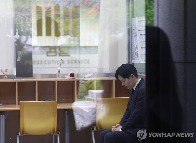 대검 감찰위 온 박상용 검사 (서울=연합뉴스) 신준희 기자 = 11일 대검찰청이 감찰위원회를 열고 쌍방울 대북송금 수사 과정에서 '연어 술파티' 진술 회유 의혹이 제기된 박상용 인천지검 부부장 검사의 징계 여부를 심의할 것으로 알려진 가운데 박 검사가 대기를 위해 서초동 대검찰청 민원실로 들어가 있다. 2026.5.11 hama@yna.co.kr