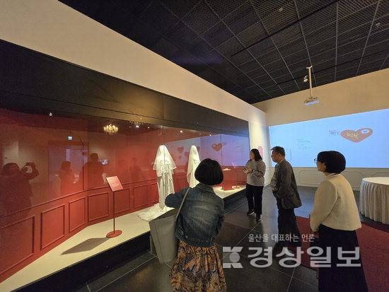 ▲ 11일 찾은 울산박물관 기획전시실Ⅰ에서 임혜민 학예사가 2026 제1차 특별전 '울산 결혼백서' 현장 라운딩에서 시대의 흐름에 따른 결혼의 변화에 대해 설명하고 있다.