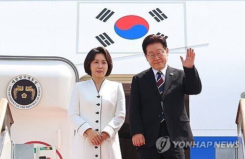 이재명 대통령 부부. 이 대통령은 12일 "카드 사태 당시 금융기관들은 정부 세금(공적 자금)으로 도움을 받아 살아나지 않았느냐"고 반문하며, "그런데 정작 그 원인이 됐던 국민의 채권은 20년 넘도록 악착같이 추심하고 있다. 금융이 본질적으로 돈놀이라 원래 좀 잔인하긴 하지만 그래도 정도가 있는 법"이라고 금융권을 직격했다.