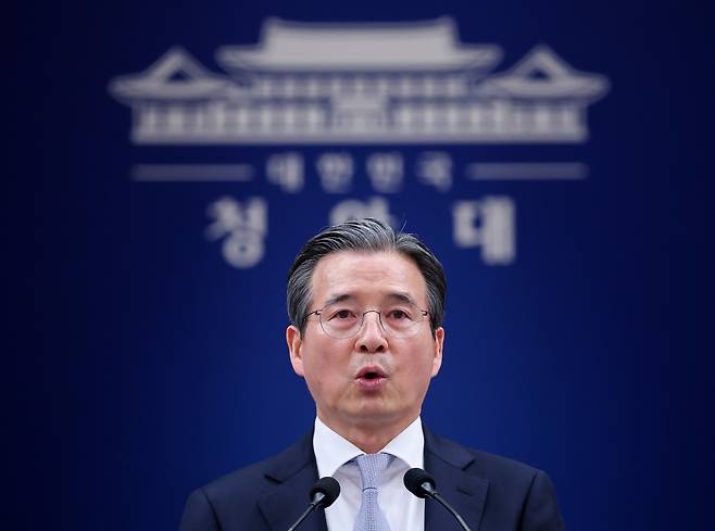김용범 정책실장이 27일 청와대 춘추관에서 이날 열린 이재명 대통령과 데미스 허사비스 구글 딥마인드 최고경영자(CEO) 면담 관련 브리핑을 하고 있다. (연합뉴스)