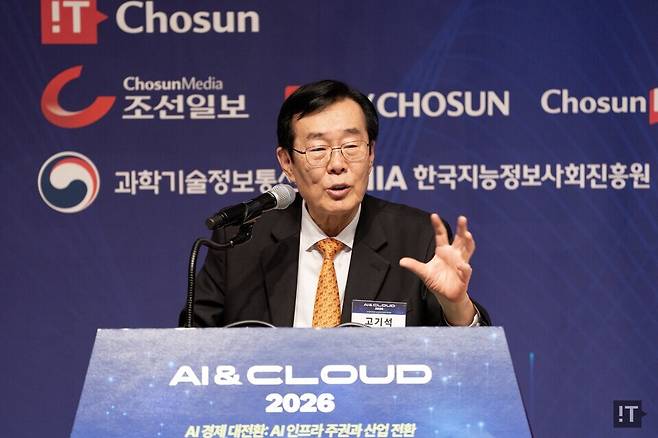 고기석 오픈AI 한국정책총괄이 12일 서울 프레스센터에서 열린 'AI&CLOUD 2026' 기조연설에서 '글로벌 AI 경쟁과 산업 패러다임 변화'를 주제로 발표하고 있다. / IT조선