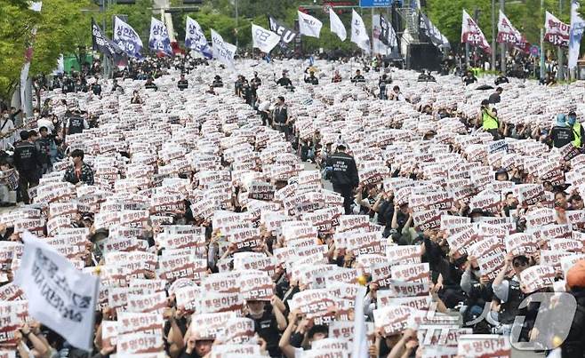 지난달 23일 경기 평택시 고덕동 삼성전자 평택캠퍼스에서 열린 삼성전자 노동조합 공동투쟁본부 '4·23 투쟁 결의대회'에서 조합원들이 구호를 외치고 있다. 2026.4.23 ⓒ 뉴스1 김영운 기자