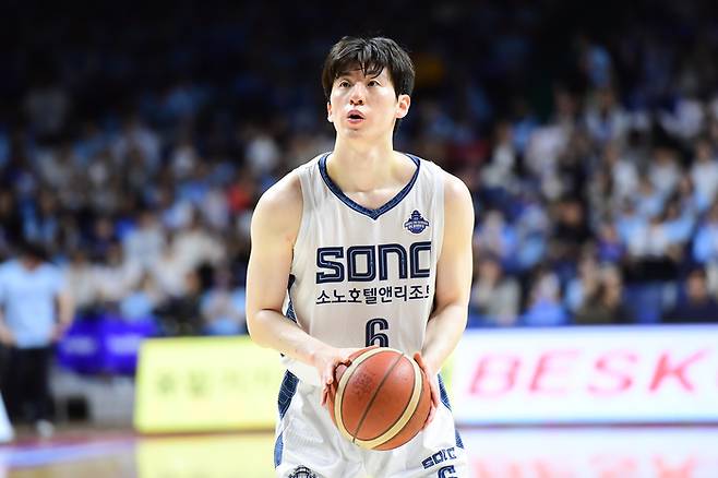 소노 이정현이 10일 부산사직체육관에서 열린 2025~2026시즌 LG전자 프로농구 챔피언결정전 4차전 KCC와 경기에서 자유투를 쏘고 있다. 사진 | KBL