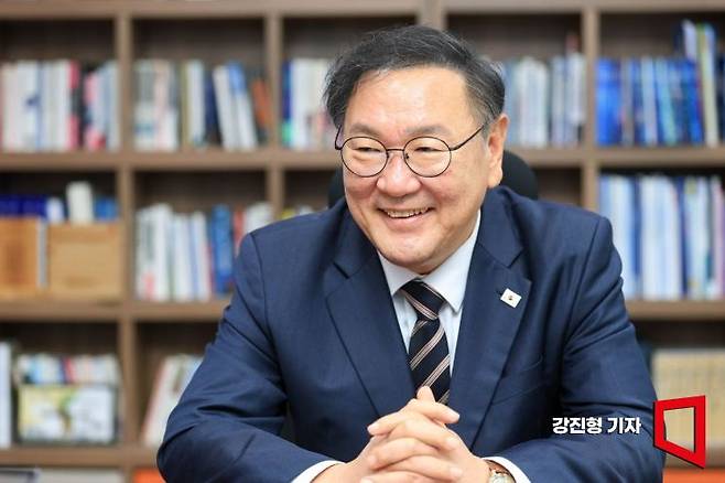제22대 후반기 국회의장 선거에 출사표를 낸 김태년 더불어민주당 의원이 11일 서울 여의도 국회의원회관에서 아시아경제와 인터뷰 하고 있다. 강진형 기자
