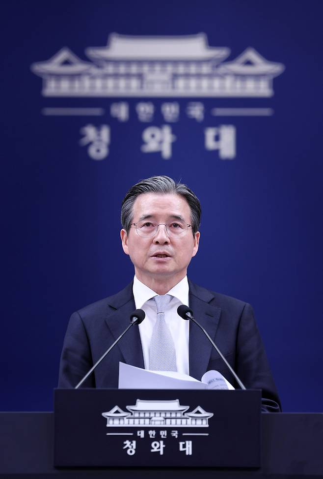 김용범 정책실장이 지난달 27일 청와대 춘추관에서 브리핑을 하고 있다. /뉴시스