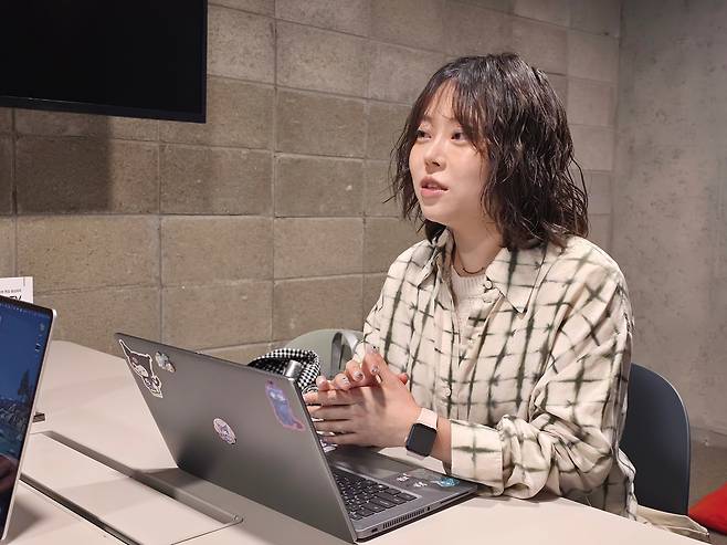 G마켓 솔드아웃쇼 기획·제작을 맡은 김지수 G마켓 라이브&빅 캠페인팀 매니저가 지난 11일 서울 강남구 역삼동 스튜디오에서 조선비즈와 인터뷰하고 있다. /정재훤 기자