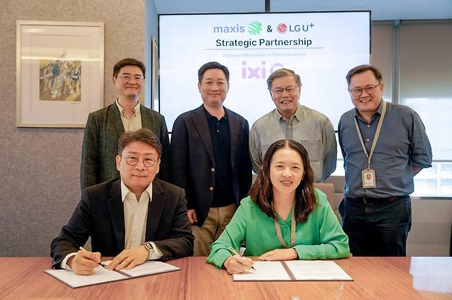 홍범식 LG유플러스 대표(뒷줄 왼쪽에서 두 번째)와 맥시스 고 쇼 엥(Goh Seow Eng) CEO(뒷줄 왼쪽에서 세 번째)를 비롯한 양사 주요 경영진이 말레이시아 현지에서 진행된 협약식에서 기념촬영을 하는 모습. (LG유플러스 제공)