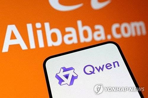 중국 전자상거래업체 알리바바가 인공지능(AI) 큐웬(Qwen)을 쇼핑 플랫폼과 통합하기로 했다. 알리바바는 사용자가 AI 챗봇과 대화하는 것 만으로 상품 검색, 추천, 결제까지 한 번에 처리할 수 있도록 하겠다는 구상이다.(출처=연합뉴스)
