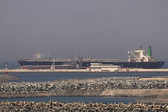호르무즈해협 인근 아랍에미리트(UAE) 푸자이라항에 6일 화물선 한 척이 정박해 있다. 푸자이라=로이터 연합뉴스