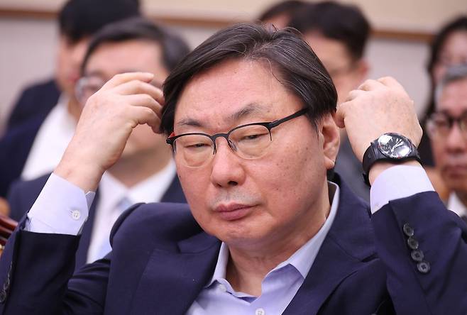 이화영 전 경기도 평화부지사가 지난달 14일 국회 윤석열 정권 정치검찰 조작기소 의혹사건 진상규명 국정조사 특별위원회에서 열린 쌍방울 대북송금 조작기소 의혹 사건 청문회에 증인으로 출석해 머리를 만지고 있다. 임현동 기자