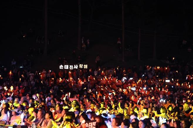 작년 경기도 파주시 서원밸리CC에서 열렸던 서원밸리 자선 그린콘서트에 팬들이 몰려 봄의 정취를 만끽하고 있다. 서원밸리CC