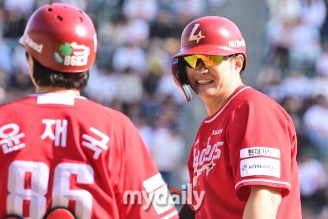 두산 팬들의 야유속에서 미소를 보이는 SSG 김재환.