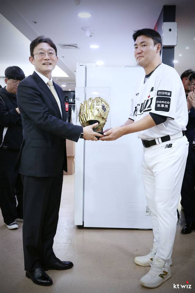 박윤영 구단주(왼쪽)가 장성우에게 골든글러브를 받고 있다./KT 위즈 제공