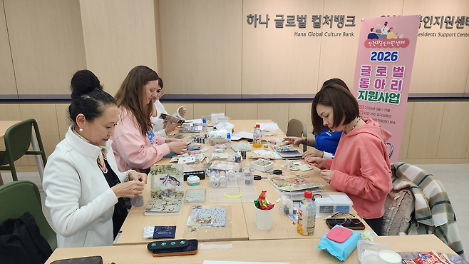인천 하나글로벌컬처뱅크르르찾은 외국인 종이를 활용해 카드와 앨범, 노트 등 다양한 소품을 만드는 공예 동아리 활동을 하고 있다. 유혜림 기자