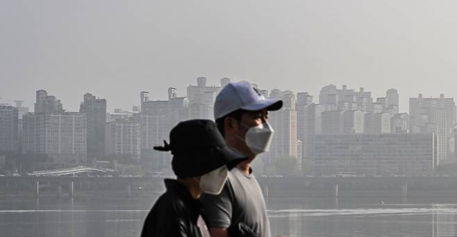 서울 여의도 한강공원에서 바라본 도심 일대가 미세먼지로 인해 뿌연 모습을 나타내고 있다. 임세준 기자