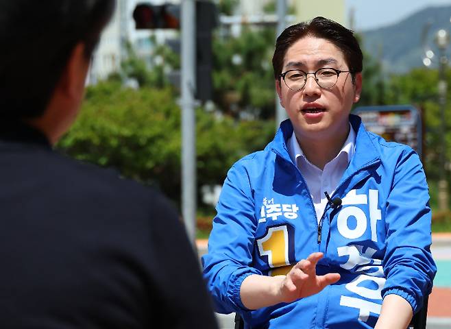 부산 북갑 국회의원 보궐선거에 출마한 더불어민주당 하정우 후보가 지난 7일 부산 북구 구포어린이교통공원에서 연합뉴스와 인터뷰를 하고 있다. 연합뉴스