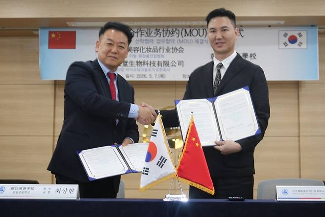 최상현(왼쪽) 교장과 보랑 딩이탕 하이테크 뷰티 대표가 협약서를 교환하고 있다. 조일고 제공