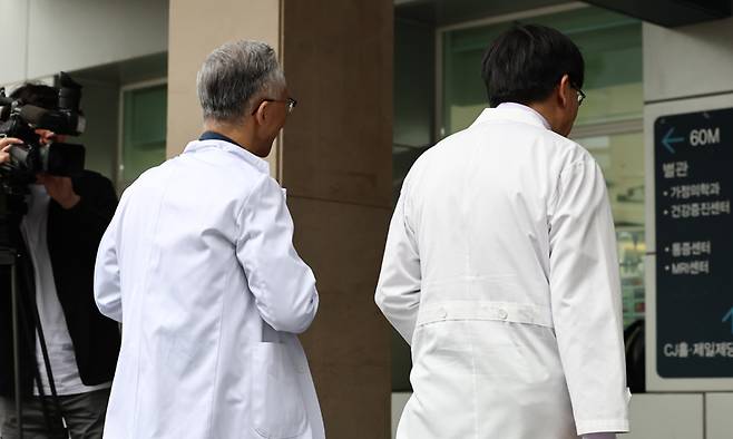 서울의 한 의과대학교병원에서 의대 교수들이 건물로 들어서고 있다. 연합뉴스