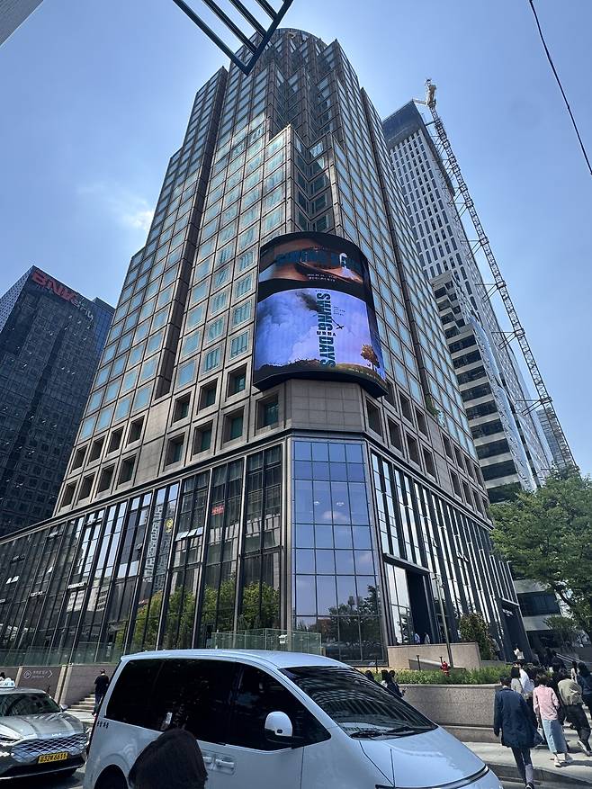 서울 영등포구 여의도동에 있는 원센티널 빌딩 앞을 행인들이 지나가고 있다. 이 빌딩은 지난해 9월 리모델링 후 입주를 시작했는데 올 1분기 공실률이 거의 해소된 상태다. 정혜진기자