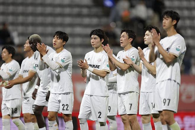 김해 선수들이 10일 창원축구센터에서 경남에 1-2로 패한 뒤 팬들에게 인사하고 있다. 사진제공|한국프로축구연맹