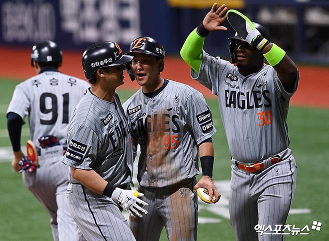 한화 이글스 노시환(왼쪽)이 12일 서울 고척스카이돔에서 열린 2026 신한 SOL KBO리그 키움 히어로즈와의 팀 간 3차전에서 1회초 결승 만루 홈런을 기록, 팀 3연승을 이끌었다. 사진 고아라 기자