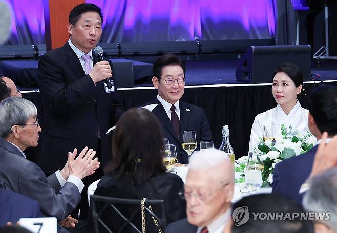 뉴욕한인회장 인사말 듣는 이재명 대통령 부부 (뉴욕=연합뉴스) 한상균 기자 = 유엔총회 참석차 미국을 방문한 이재명 대통령과 김혜경 여사가 22일(현지시간) 뉴욕의 한 호텔에서 열린 동포간담회에서 이명석 뉴욕한인회장의 인사말을 듣고 있다. 2025.9.23 xyz@yna.co.kr