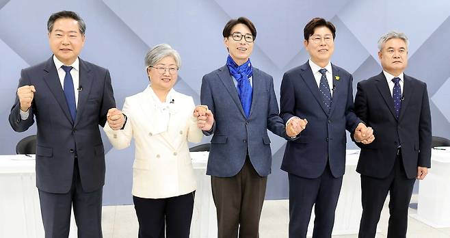 세종시교육감선거 토론회 (세종=연합뉴스) 양영석 기자 = 세종교육감 선거에 출마한 원성수, 강미애, 김인엽, 임전수, 안광식(사진 왼쪽부터) 후보가 지난 11일 진행한 후보자 토론회에 참가해 기념사진을 찍고 있다.