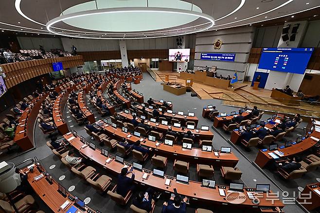 지난달 21일 오전 수원시 영통구 경기도의회 본회의장에서 열린 제389회 임시회 제1차 본회의가 진행되고 있다. 임채운기자