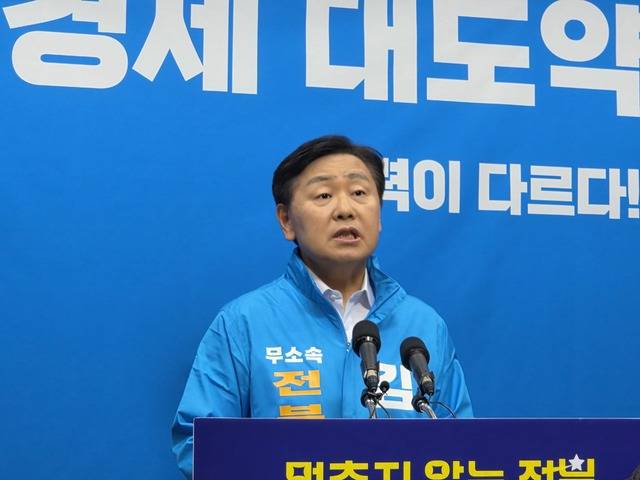 무소속 김관영 전북특별자치도지사 예비후보가 13일 전북도의회 브리핑룸에서 기자회견을 열고 지방선거 1호 공약을 발표하고 있다./촬영=이준서 기자