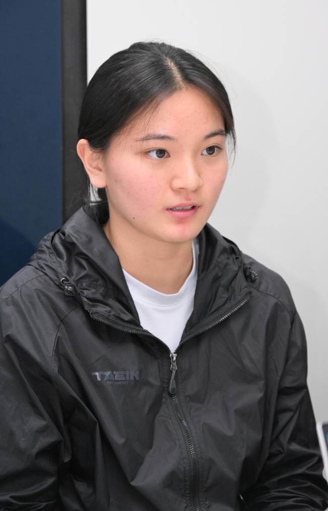 온하은 학생이 굳은살이 밴 손을 보여주며 역도에 대한 애정을 이야기하고 있다. /김구연 기자