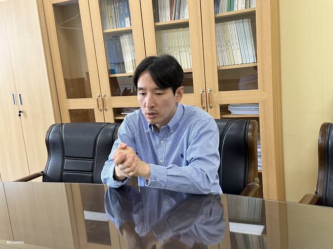 권상집 한성대학교 사회과학부 교수가 비즈워치와 인터뷰에서 게임업계 노동시간 제도 개선 방향에 대해 설명하고 있다./사진=비즈워치