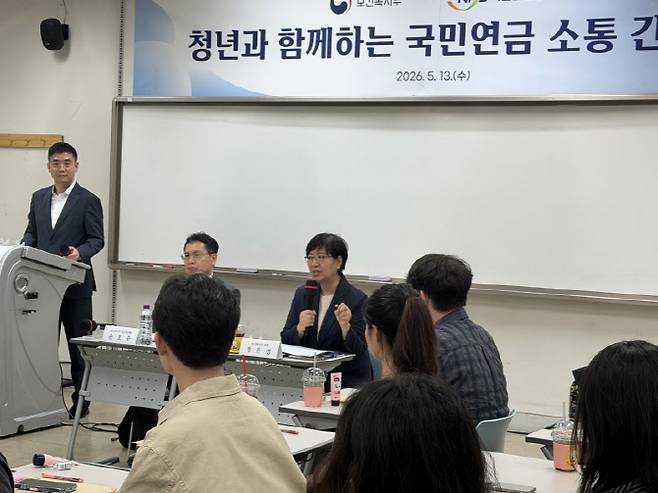 정은경 보건복지부 장관이 13일 서울 동작구 숭실대학교를 방문해 청년들을 만나 국민연금 제도에 대해 설명하고 있다. (사진=양지윤 기자)