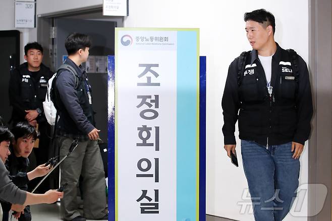 최승호 초기업노조 삼성전자지부 위원장과 교섭대표들이 13일 새벽 세종시 정부세종청사 중앙노동위원회에서 열린 사후조정 회의가 최종 결렬되며 협상장을 떠나고 있다. 2026.5.13 ⓒ 뉴스1 김기남 기자