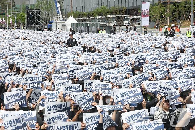 23일 경기 평택시 고덕동 삼성전자 평택캠퍼스에서 열린 삼성전자 노동조합 공동투쟁본부 '4·23 투쟁 결의대회'에서 조합원들이 구호를 외치고 있다. 2026.4.23 ⓒ 뉴스1 김영운 기자