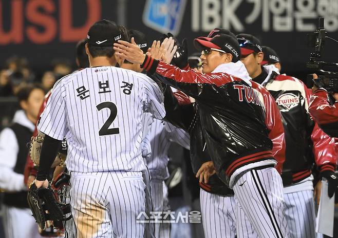 LG 염경엽 감독(오른쪽)이 27일 서울 잠실구장에서 열린 2025 KBO리그 한화전 한국시리즈 2차전에서 13-5 승리하며 2연승을 거둔 뒤 5타점으로 맹활약한 문보경의 머리를 쓰다듬고 있다. 잠실 | 박진업 기자 upandup@sportsseoul.com