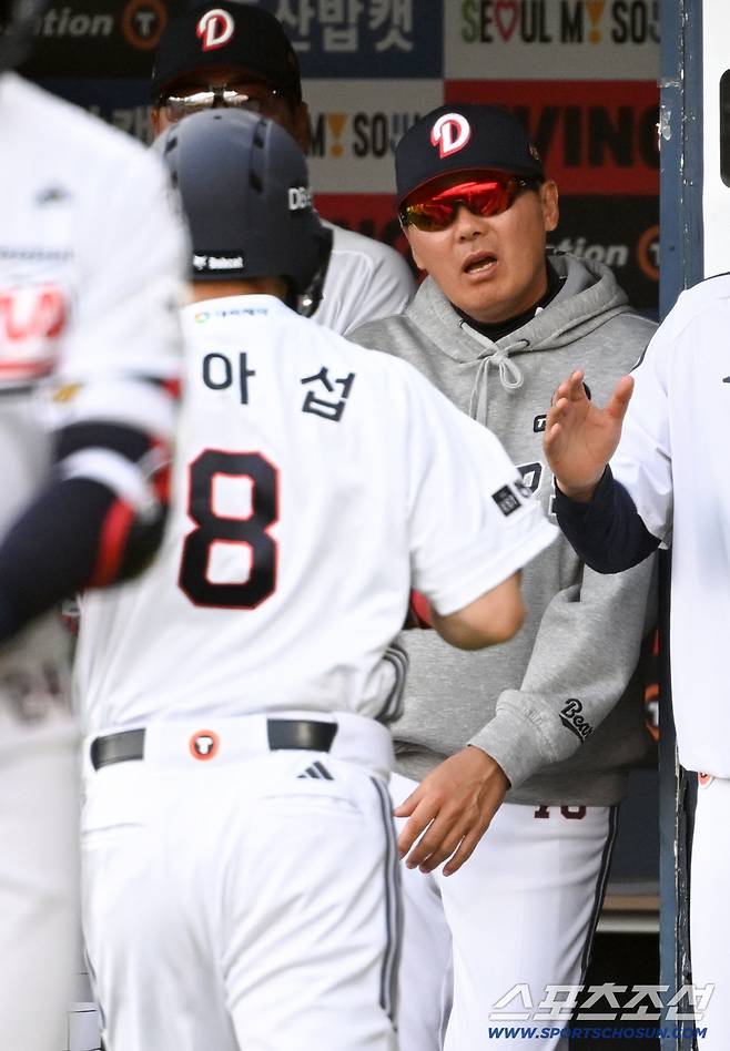 18일 잠실구장에서 열린 두산과 KIA의 경기. 두산 김원형 감독이 득점한 손아섭을 반기고 있다. 잠실=박재만 기자 pjm@sportschosun.com/2026.04.18/