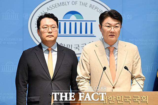 김정철 개혁신당 서울시장 후보(오른쪽)가 13일 오후 서울 여의도 국회 소통관에서 기자회견을 열고 발언을 하고 있다. /남용희 기자