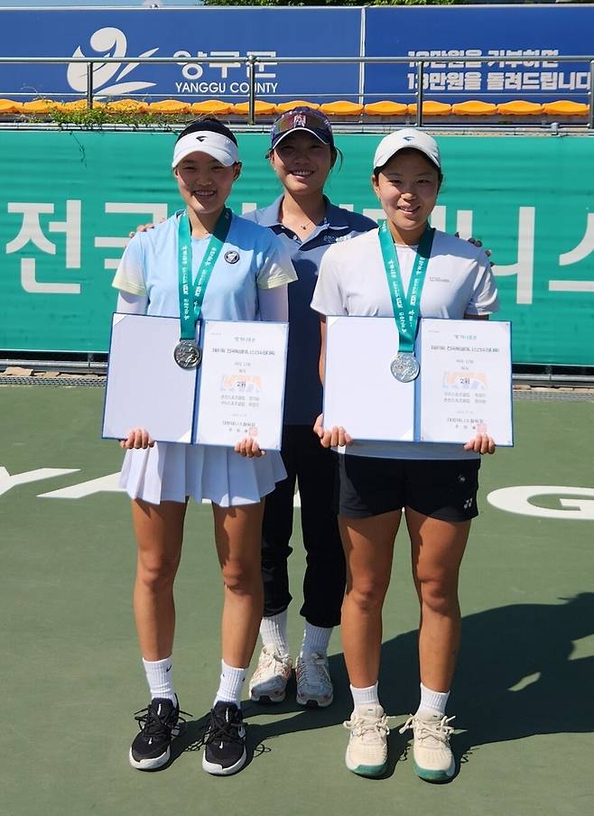 이번 대회에서 처음 호흡을 맞추고도 U-18 여자복식 준우승을 한 장지원(왼쪽)-최정인. 뒷쪽은 춘천SC 심채현 코치. 김경무 기자