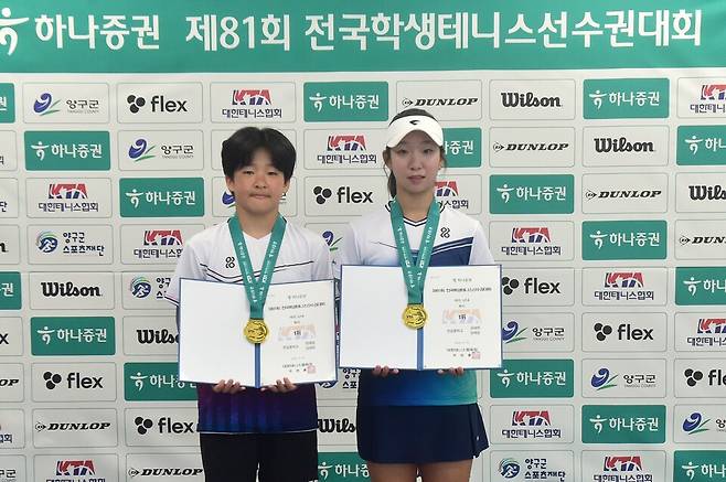 U-14 여자복식 우승조 김태희(오른쪽)-장예람. 황서진 기자