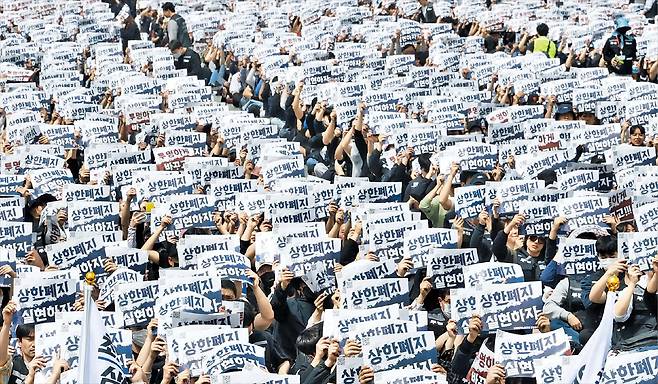 삼성전자 노조 공동투쟁본부가 지난달 23일 삼성전자 평택캠퍼스에서 개최한 ‘투쟁 결의대회’에서 노조원들이 구호를 외치고 있다. 노조는 영업이익의 15%를 성과급으로 요구하며 5월 21일부터 총파업을 예고하고 있다. /장련성 기자