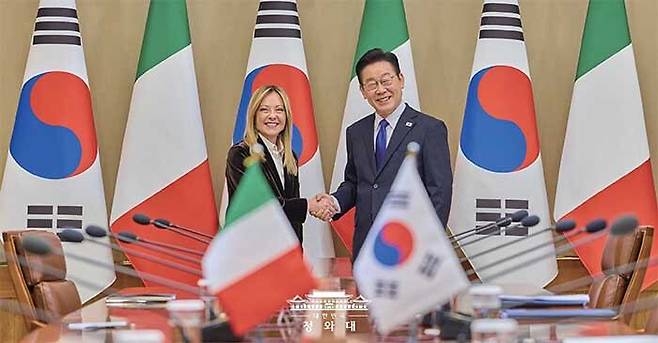 이재명 대통령과 조르자 멜로니 이탈리아 총리가 1월 19일 청와대에서 한·이탈리아 정상회담 기념촬영을 하고 있다. / 청와대